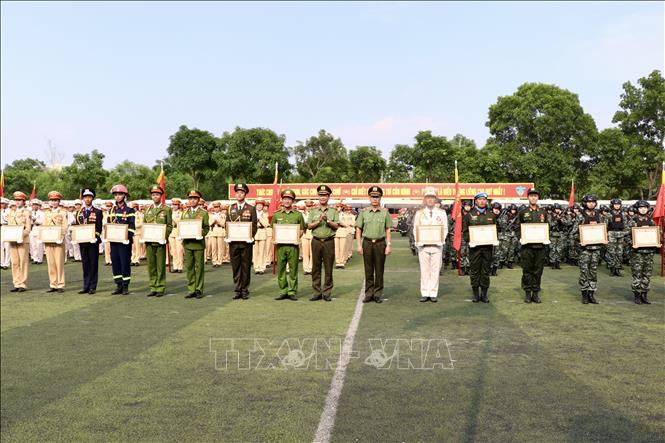 Lãnh đạo Bộ Tư lệnh Cảnh sát cơ động (Bộ Công an) tặng Bằng khen của Bộ Công an cho các học viên có thành tích xuất sắc tham gia diễu binh, diễu hành trong Lễ kỷ niệm. Ảnh: Lê Xuân-TTXVN