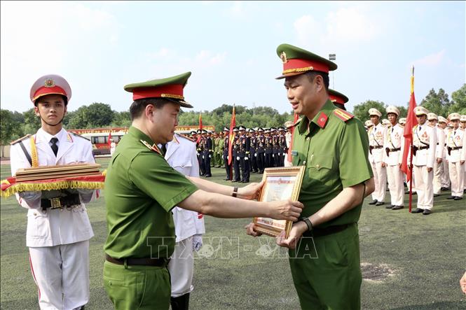Trung tướng Nguyễn Ngọc Vân, Tư lệnh Cảnh sát cơ động, phó Trưởng Tiểu ban Thường trực tổ chức diễu binh, diễu hành (Bộ Công an) tặng Bằng khen của Bộ Công an cho các học viên có thành tích xuất sắc tham gia diễu binh, diễu hành trong Lễ kỷ niệm. Ảnh: Lê Xuân-TTXVN