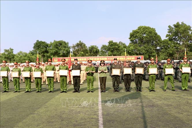 Trung tướng Nguyễn Ngọc Vân, Tư lệnh Cảnh sát cơ động, phó Trưởng Tiểu ban Thường trực tổ chức diễu binh, diễu hành (Bộ Công an) tặng Bằng khen của Bộ Công an cho các học viên có thành tích xuất sắc tham gia diễu binh, diễu hành trong Lễ kỷ niệm. Ảnh: Lê Xuân-TTXVN