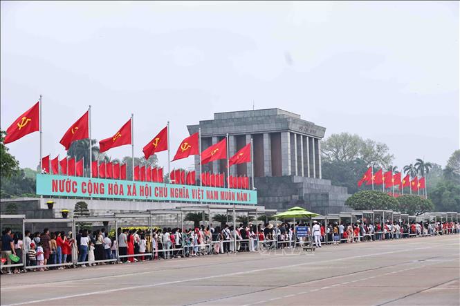 Locals and tourists queue up to visit President Ho Chi Minh's mausoleum in Hanoi. VNA Photo