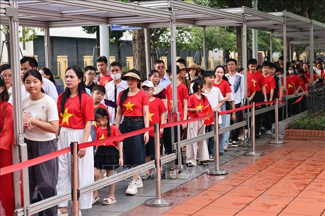 Locals and tourists queue up to visit President Ho Chi Minh's mausoleum in Hanoi. VNA Photo