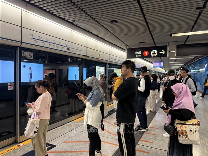 Người dân đợi tàu điện tại Hong Kong (Trung Quốc). Ảnh: Xuân Vịnh - PV TTXVN tại Hong Kong