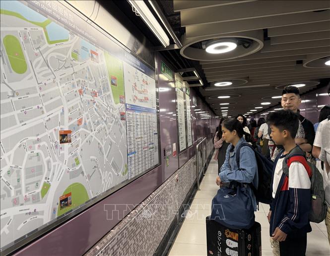 Hành khách xem sơ đồ hướng dẫn cách đi tàu điện ngầm tại Hong Kong (Trung Quốc). Ảnh: Mạc Luyện - PV TTXVN tại Hong Kong