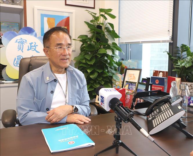 Ông Điền Bắc Thần (Michael Tien), Ủy viên Hội đồng Lập pháp Hong Kong, cựu Chủ tịch Công ty đường sắt Cửu Long-Quảng Đông (KCRC) trả lời phỏng vấn của phóng viên TTXVN tại Hong Kong.              Ảnh: Xuân Vịnh - PV TTXVN tại Hong Kong