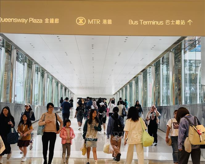 Hệ thống tàu điện ngầm của Hong Kong (Trung Quốc) kết nối với các trung tâm thương mại. Ảnh: Mạc Luyện - PV TTXVN tại Hong Kong