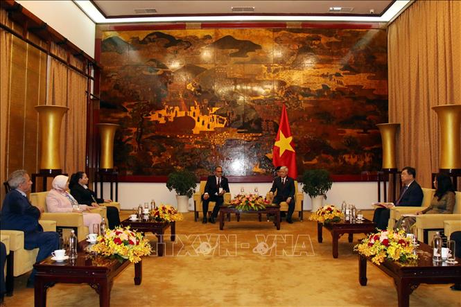 VFF Presidetn Do Van Chien receives Politburo member of the FLN Bensalem Mohamed. VNA Photo: Tiến Lực 