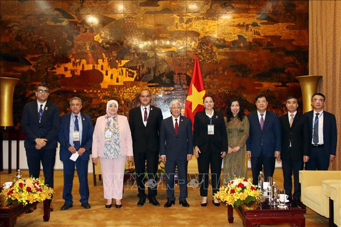 VFF Presidetn Do Van Chien and the FLN delegation. VNA Photo: Tiến Lực 