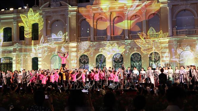 Màn kết hợp trình chiếu 3D Mapping và biểu diễn dân vũ 