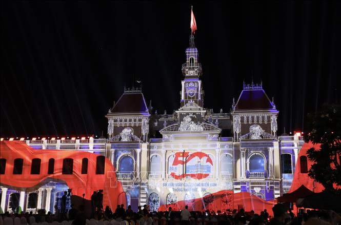 Trình chiếu 3D Mapping biểu tượng 50 năm Giải phóng miền Nam, thống nhất đất nước. Ảnh: Xuân Anh -TTXVN