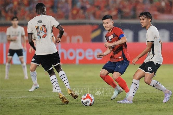 Đội trưởng Quang Hải (số 19, CAHN) thi đấu xuất sắc trong trận Bán kết lượt về. Ảnh: Minh Quyết - TTXVN