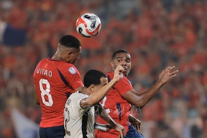 Pha áp sát khung thành của càu thủ Vitao (số 8, CAHN). Ảnh: Minh Quyết - TTXVN