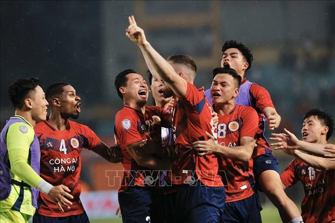 Phút 48, Quang Hải đá phạt góc chuẩn xác để trung vệ Hugo Gomes (95) băng vào dứt điểm cận thành, mở tỷ số cho CLB CAHN. Ảnh: Minh Quyết - TTXVN