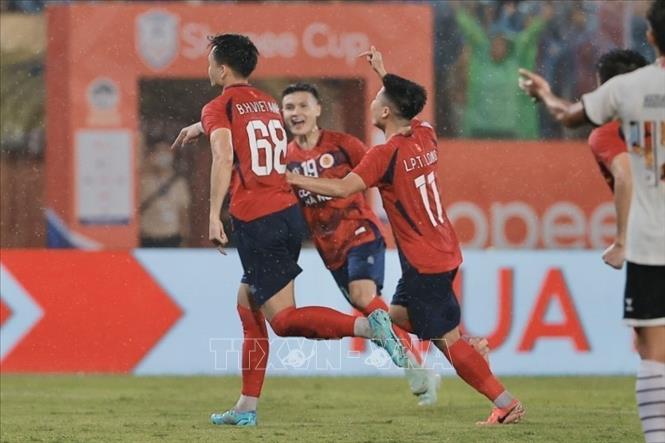 Phút 61, tiếp tục từ pha đá phạt góc, Quang Vinh chuyền bóng tinh tế để Việt Anh (số 68) dứt điểm một chạm nâng tỷ số lên 2-0. Ảnh: Minh Quyết - TTXVN