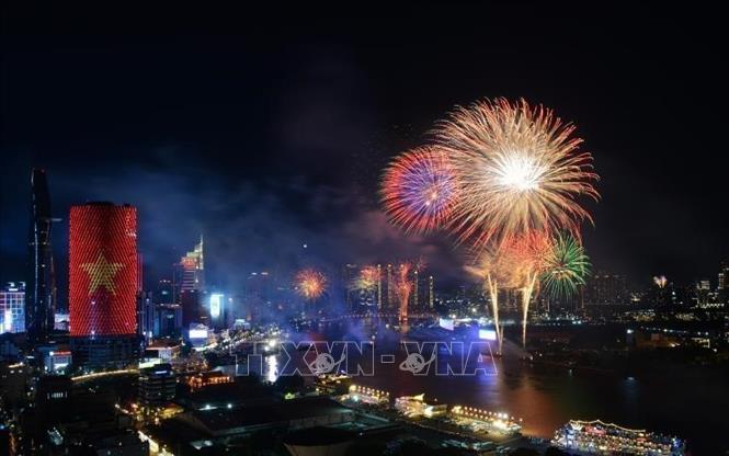 A spectacular show of fireworks in the city. VNA Photo