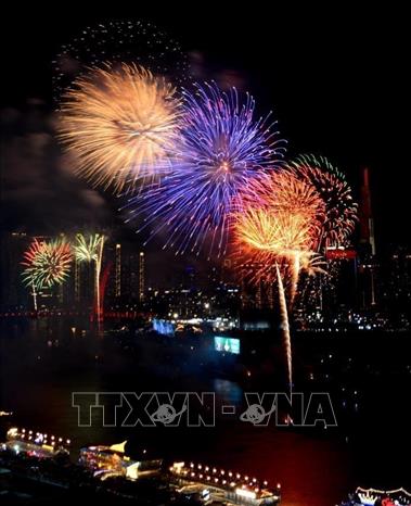 A spectacular show of fireworks in the city. VNA Photo