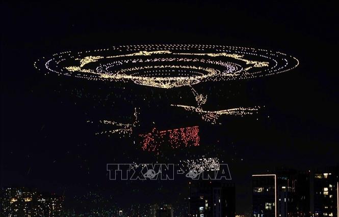 Những chiếc drone tạo hình ảnh trống đồng Việt Nam, cặp chim hạc cùng dòng chữ Việt Nam kỷ nguyên vươn mình. Ảnh: Mạnh Linh - TTXVN