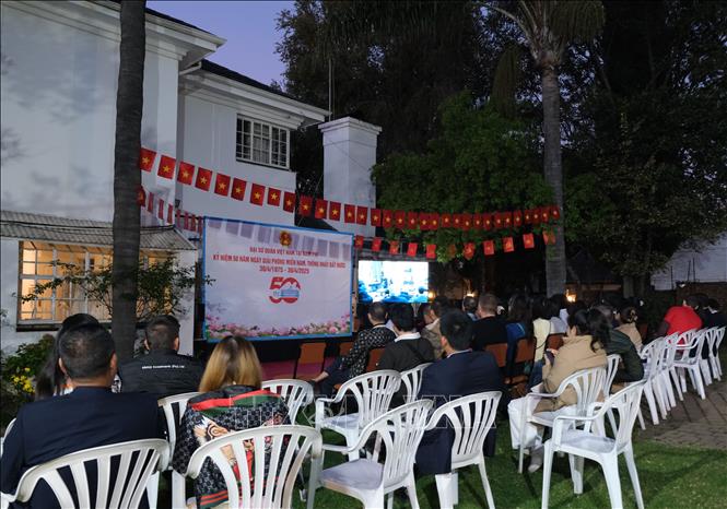 Toàn thể cộng đồng người Việt Nam tại Nam Phi cùng xem những thước phim lịch sử về ngày 30-4-1975. Ảnh: Hồng Minh - p/v TTXVN tại Nam Phi