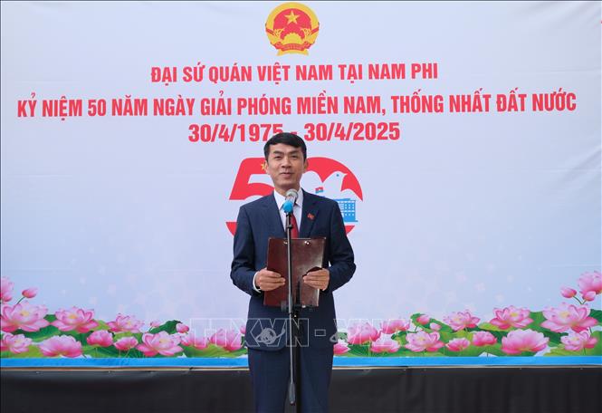 Đại sứ Việt Nam tại Nam Phi Hoàng Sỹ Cường điểm lại tầm vóc và ý nghĩa của Chiến thắng 30 tháng 4 năm 1975 trong lịch sử dân tộc. Ảnh: Hồng Minh - Pv TTXVN tại Nam Phi