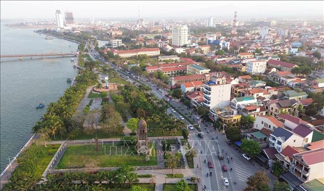 Một góc thành phố Đồng Hới, tỉnh Quảng Bình bên bờ sông Nhật Lệ. Ảnh: Quốc Khánh - TTXVN
