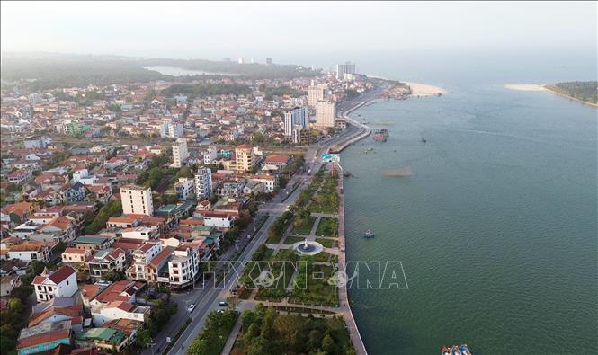 Một góc thành phố Đồng Hới, tỉnh Quảng Bình bên bờ sông Nhật Lệ. Ảnh: Quốc Khánh - TTXVN