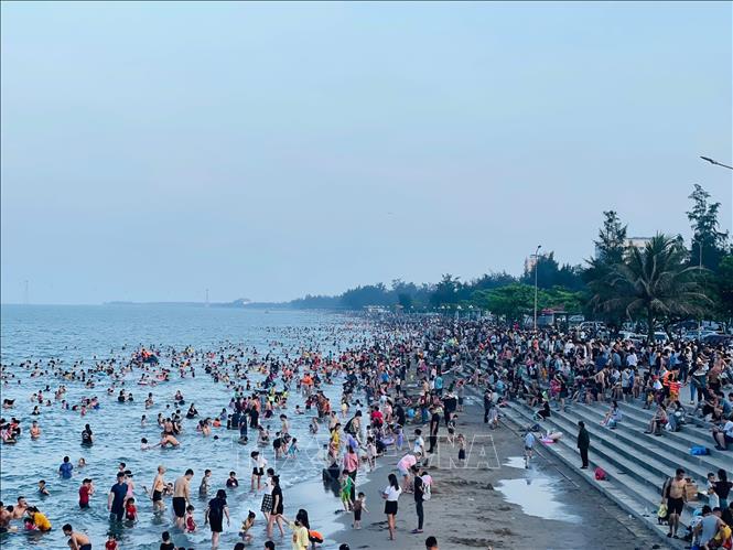 Dọc bờ biển Cửa Lò trong xanh kéo dài gần 10km đông nghịt người. Ảnh: Bích Huệ - TTXVN