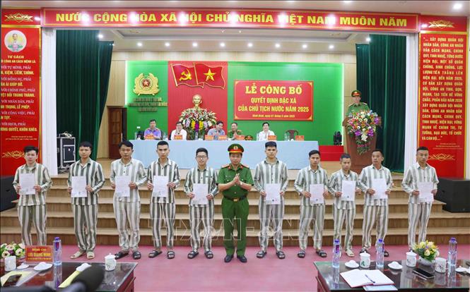 Đại tá Vũ Hào Hiệp, Giám thị Trại giam Ninh Khánh (Ninh Bình) trao Quyết định đặc xá của Chủ tịch nước và Căn cước công dân cho người được đặc xá. Ảnh: Phạm Kiên – TTXVN