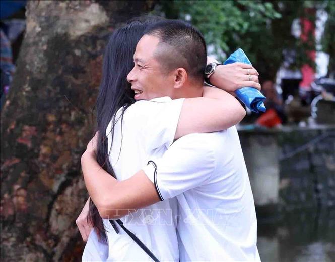 Niềm vui của người đặc xá khi gặp lại người thân sau thời gian dài xa cách. Ảnh: Phạm Kiên - TTXVN