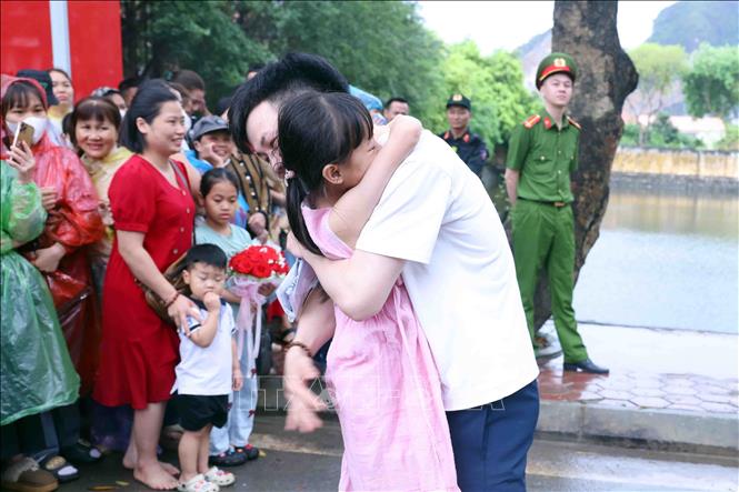 Niềm vui của người đặc xá khi gặp lại người thân sau thời gian dài xa cách. Ảnh: Phạm Kiên - TTXVN