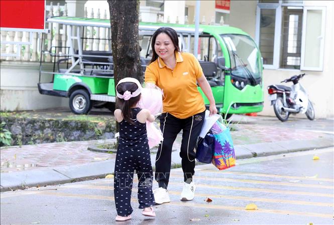 Niềm vui của người đặc xá khi gặp lại người thân sau thời gian dài xa cách. Ảnh: Phạm Kiên - TTXVN