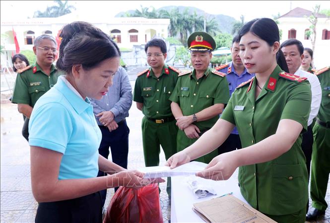 Cán bộ trại giam Ninh Khánh (Ninh Bình) trao Quyết định đặc xá của Chủ tịch nước cho người được đặc xá. Ảnh: Phạm Kiên - TTXVN