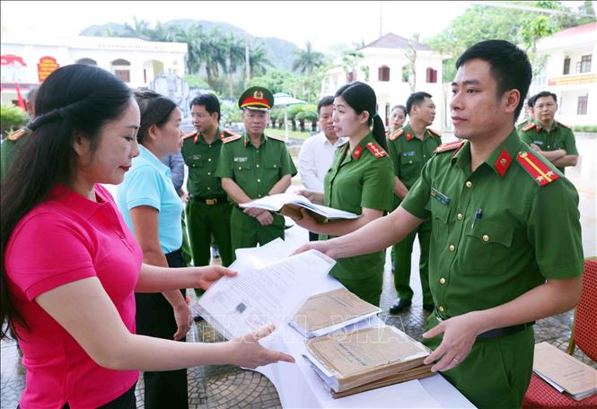 Cán bộ trại giam Ninh Khánh (Ninh Bình) trao Quyết định đặc xá của Chủ tịch nước cho người được đặc xá. Ảnh: Phạm Kiên - TTXVN