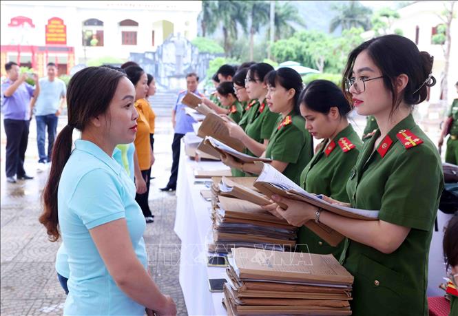 Cán bộ trại giam Ninh Khánh (Ninh Bình) làm thủ tục cho người được đặc xá năm 2025. Ảnh: Phạm Kiên - TTXVN