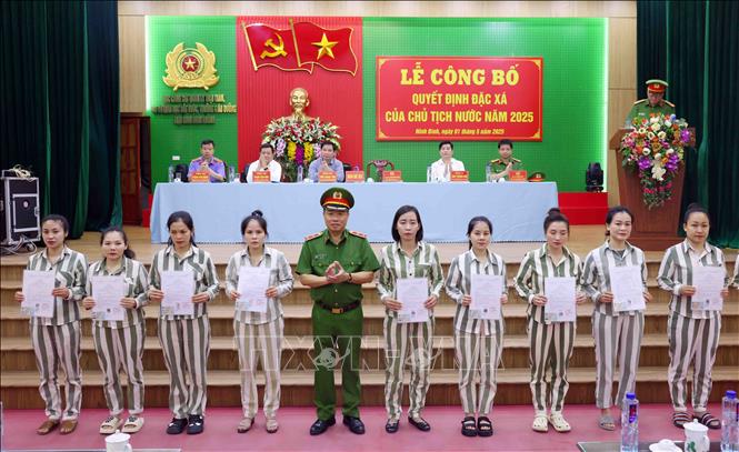 Trung tướng Nguyễn Văn Phục, Cục trưởng Cục Cảnh sát quản lý tạm giữ, tạm giam và thi hành án hình sự tại cộng đồng (Bộ Công an) trao Quyết định đặc xá của Chủ tịch nước và Căn cước công dân cho người được đặc xá tại Trại giam Ninh Khánh (Ninh Bình). Ảnh: Phạm Kiên – TTXVN