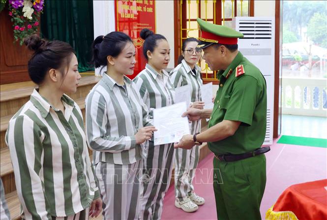 Trung tướng Nguyễn Văn Phục, Cục trưởng Cục Cảnh sát quản lý tạm giữ, tạm giam và thi hành án hình sự tại cộng đồng (Bộ Công an) trao Quyết định đặc xá của Chủ tịch nước và Căn cước công dân cho người được đặc xá tại Trại giam Ninh Khánh (Ninh Bình). Ảnh: Phạm Kiên – TTXVN