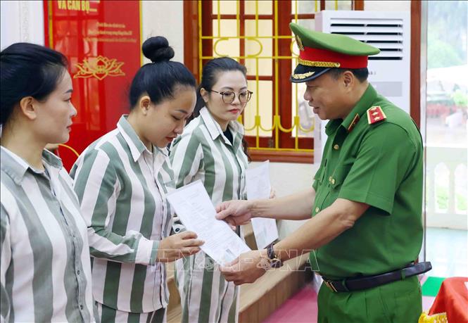 Trung tướng Nguyễn Văn Phục, Cục trưởng Cục Cảnh sát quản lý tạm giữ, tạm giam và thi hành án hình sự tại cộng đồng (Bộ Công an) trao Quyết định đặc xá của Chủ tịch nước và Căn cước công dân cho người được đặc xá tại Trại giam Ninh Khánh (Ninh Bình). Ảnh: Phạm Kiên – TTXVN