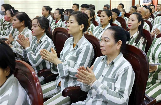 Các phạm nhân được đặc xá tại buổi lễ. Ảnh: Phạm Kiên – TTXVN
