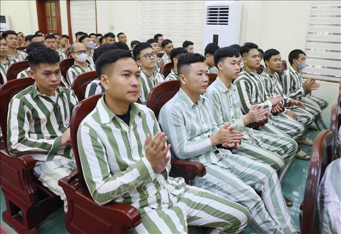 Các phạm nhân được đặc xá tại buổi lễ. Ảnh: Phạm Kiên – TTXVN

