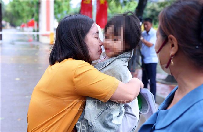 Niềm vui của người đặc xá khi gặp lại người thân sau thời gian dài xa cách. Ảnh: Phạm Kiên - TTXVN
