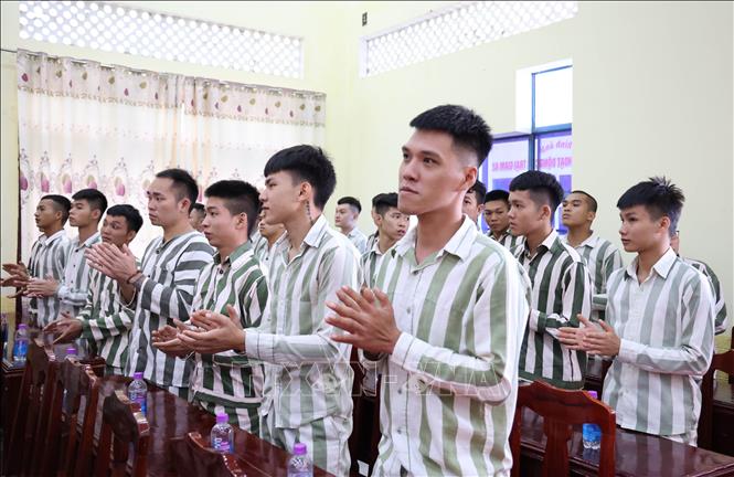Các phạm nhân  tại Trại giam A2 vỗ tay chúc mừng sau khi nghe công bố Quyết định đặc xá của Chủ tịch nước. Ảnh: Tiên Minh - TTXVN