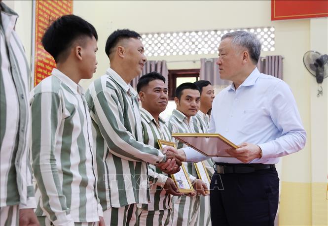 Phó Thủ tướng Thường trực Nguyễn Hòa Bình trao Giấy chứng nhận đặc xá cho những người được đặc xá ở Trại giam A2. Ảnh: Tiên Minh - TTXVN