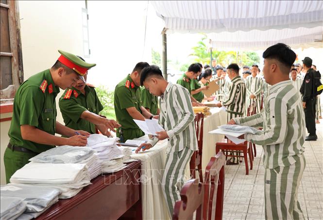 Những người được đặc xá ở Trại giam A2 thực hiện các thủ tục trước khi trở về đoàn tụ với gia đình. Ảnh: Tiên Minh - TTXVN