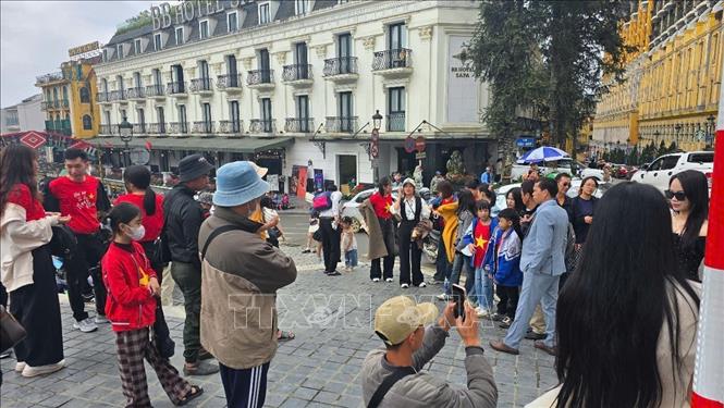 Khu vực trung tâm thị xã Sa Pa là nơi tập trung đông đảo du khách trong và ngoài nước đến check in, tham quan. Ảnh: Hương Thu – TTXVN