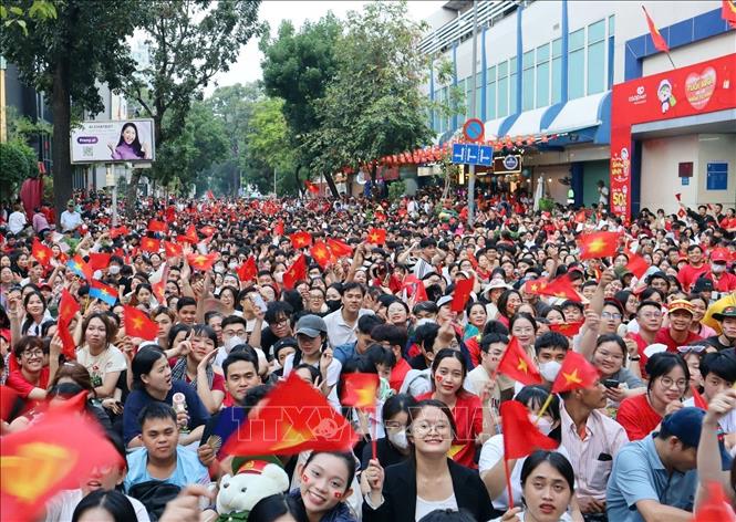 Hàng vạn người dân đổ về trung tâm Thành phố Hồ Chí Minh để xem lễ diễu binh, diễu hành kỷ niệm 50 năm Ngày Giải phóng miền Nam, thống nhất đất nước. Ảnh: Xuân Anh-TTXVN