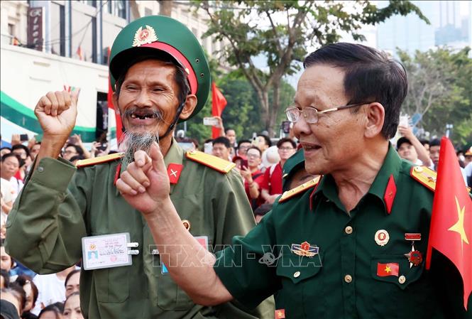  Niềm vui của những người đồng đội tham gia Lễ kỷ niệm 50 năm Giải phóng miền Nam, thống nhất đất nước. Ảnh: Hồng Đạt - TTXVN