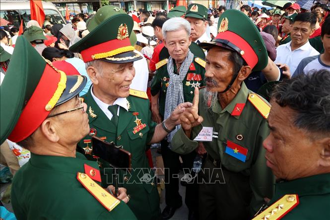  Niềm vui của những người cựu chiến binh tham gia Lễ kỷ niệm 50 năm Giải phóng miền Nam, thống nhất đất nước. Ảnh: Hồng Đạt - TTXVN
