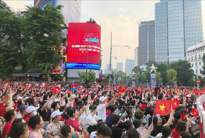  Khu vực chợ Bến Thành - Lê Lợi người dân đứng đợi các đoàn diễu binh, diễu hành đi qua. Ảnh: Mỹ Phương-TTXVN