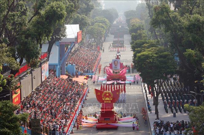  Lễ diễu binh bắt đầu với Đội hình xe mô hình Quốc huy nước Cộng hòa Xã hội Chủ nghĩa Việt Nam và Xe rước chân dung Chủ tịch Hồ Chí Minh diễu qua Lễ đài. Ảnh: TTXVN
