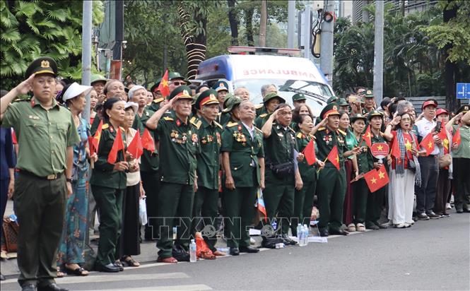  Các cựu chiến binh chào cờ tại Lễ diễu binh, diễu hành kỷ niệm 50 năm Ngày Giải phóng miền Nam, thống nhất đất nước đoạn ngã tư Nam Kỳ Khởi Nghĩa - Nguyễn Thị Minh Khai. Ảnh: Xuân Anh - TTXVN