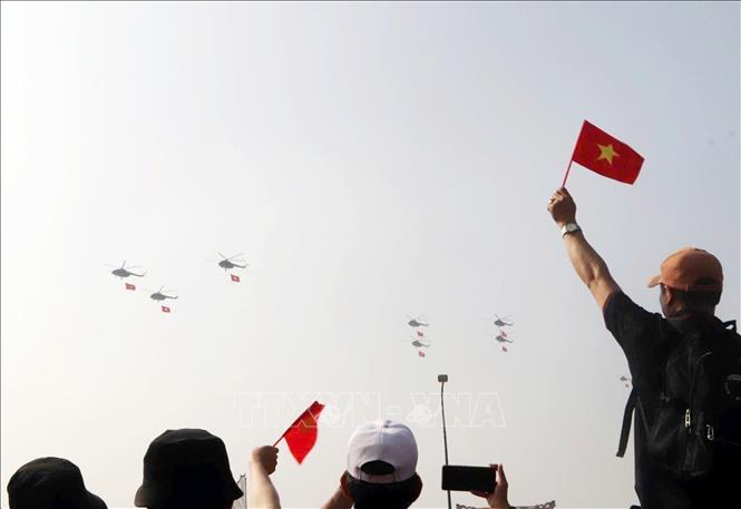  Người dân theo dõi các biên đội trực thăng và tiêm kích trình diễn. Ảnh: Hồng Thái - TTXVN