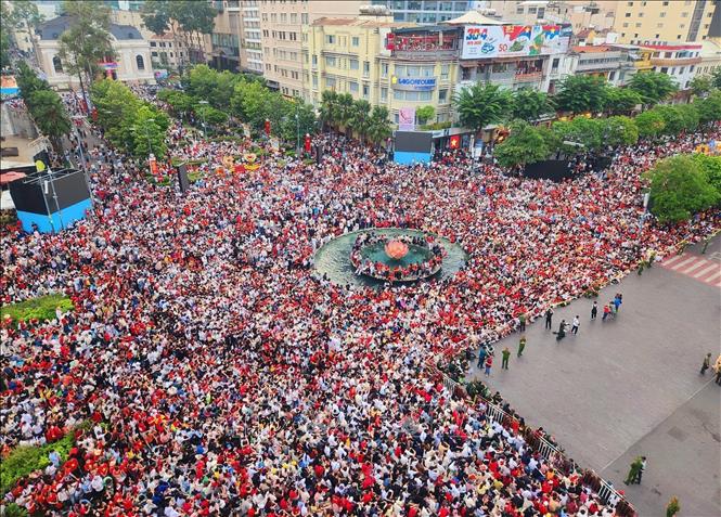  Hàng chục ngàn người đổ về trung tâm Thành phố Hồ Chí Minh tham dự Lễ kỷ niệm, diễu binh, diễu hành 50 năm Ngày Giải phóng miền Nam, thống nhất đất nước. Ảnh: TTXVN